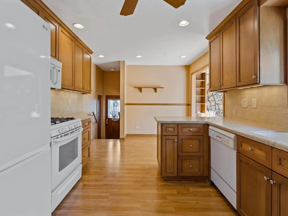 813 S School St, Mount Prospect, IL 60056