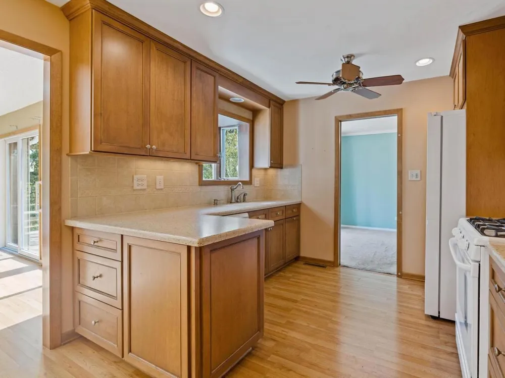 813 S School St, Mount Prospect, IL 60056