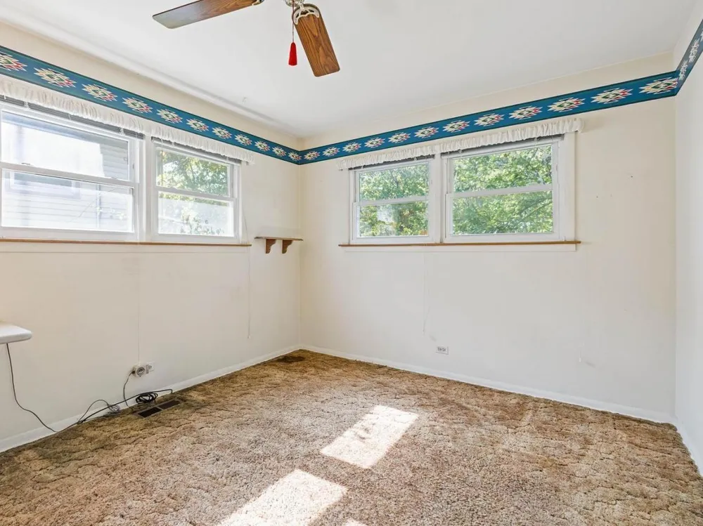 813 S School St, Mount Prospect, IL 60056