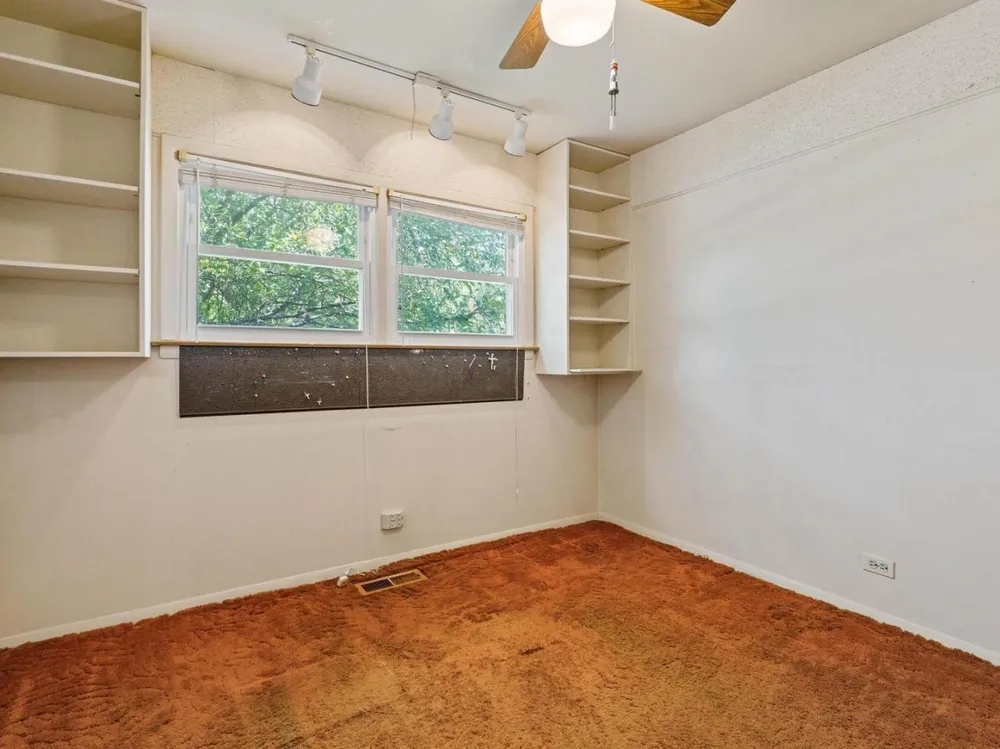 813 S School St, Mount Prospect, IL 60056