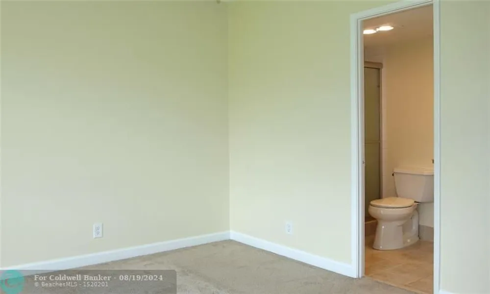 3050 N Palm Aire Dr, Pompano Beach, FL 33069