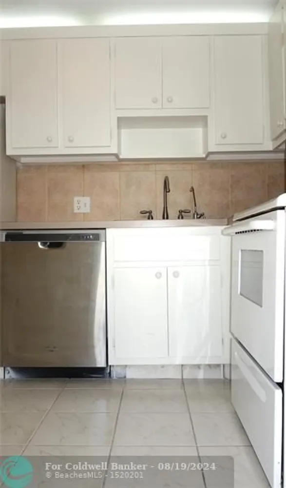 3050 N Palm Aire Dr, Pompano Beach, FL 33069