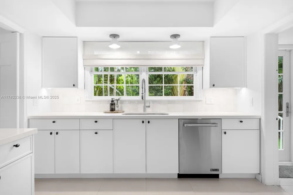 6655 Pinetree Ln, Miami Beach, FL 33141