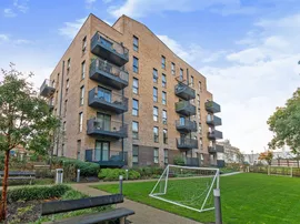 Riverwell Close, Watford thumb 2