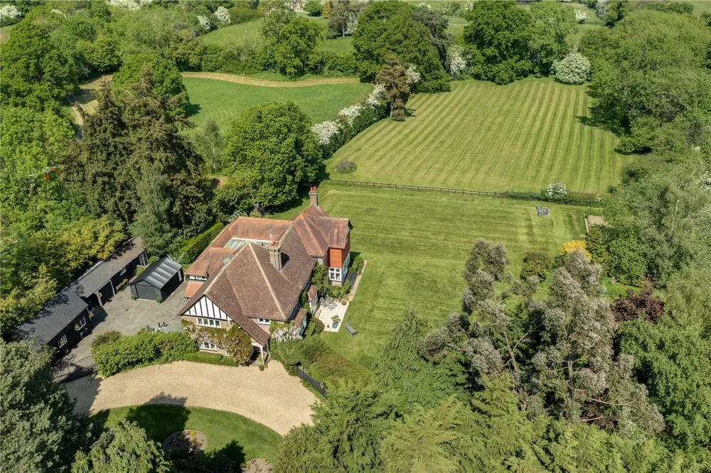 View image gallery of Vicarage Lane, Bovingdon, HP3