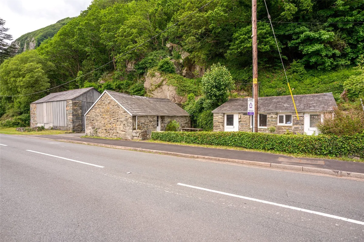 Tremadog, Porthmadog, Gwynedd, LL49