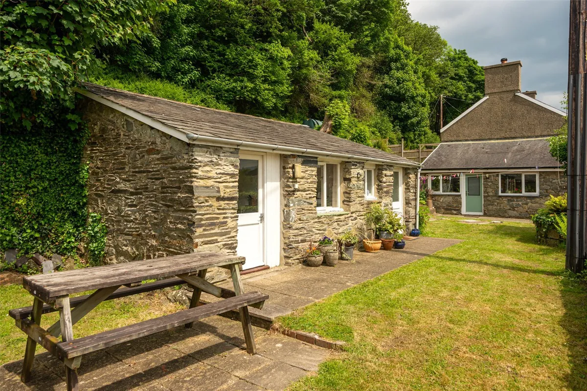 Tremadog, Porthmadog, Gwynedd, LL49