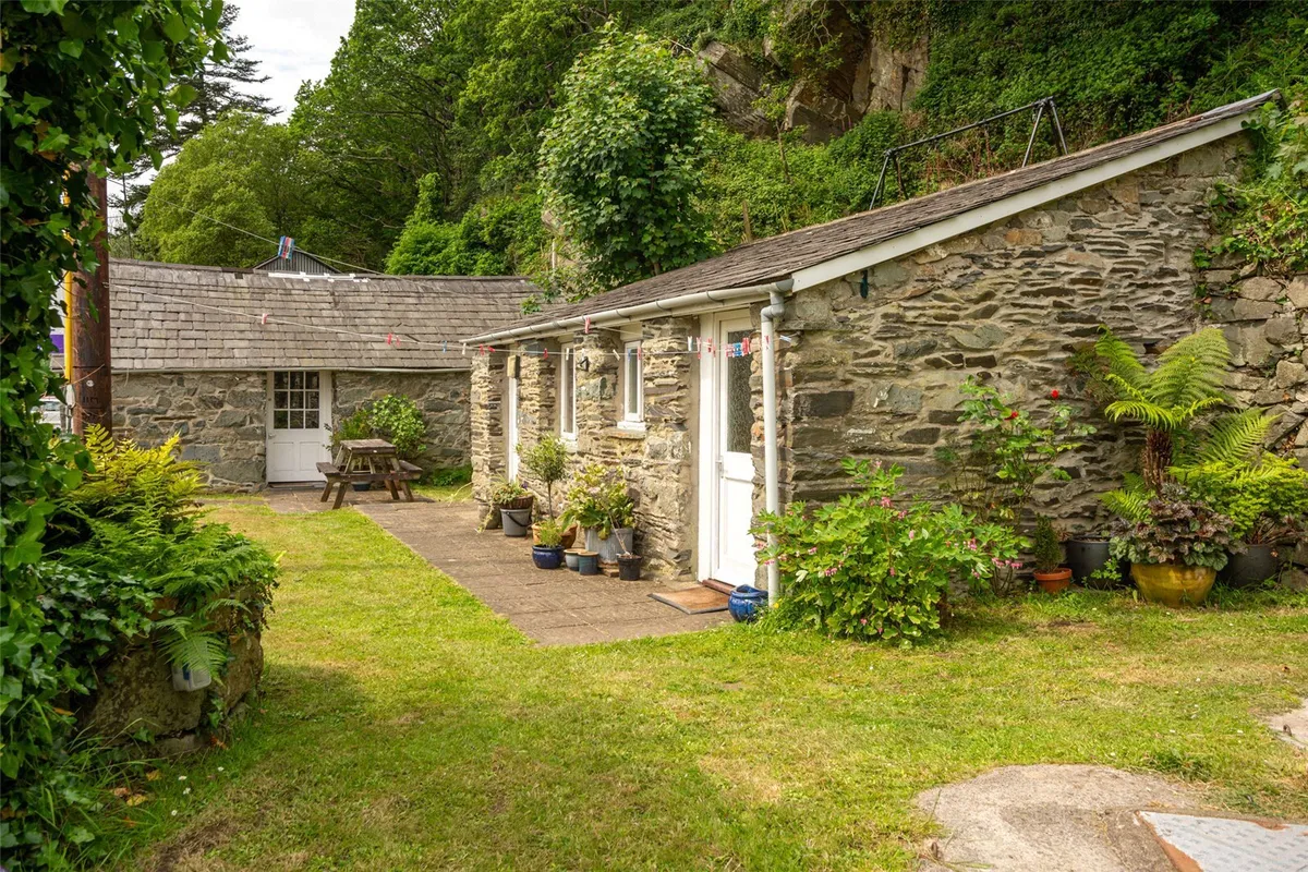 Tremadog, Porthmadog, Gwynedd, LL49