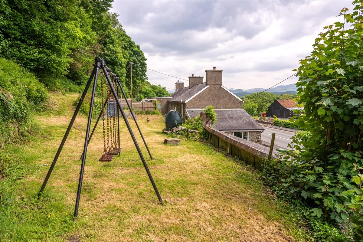 Tremadog, Porthmadog, Gwynedd, LL49