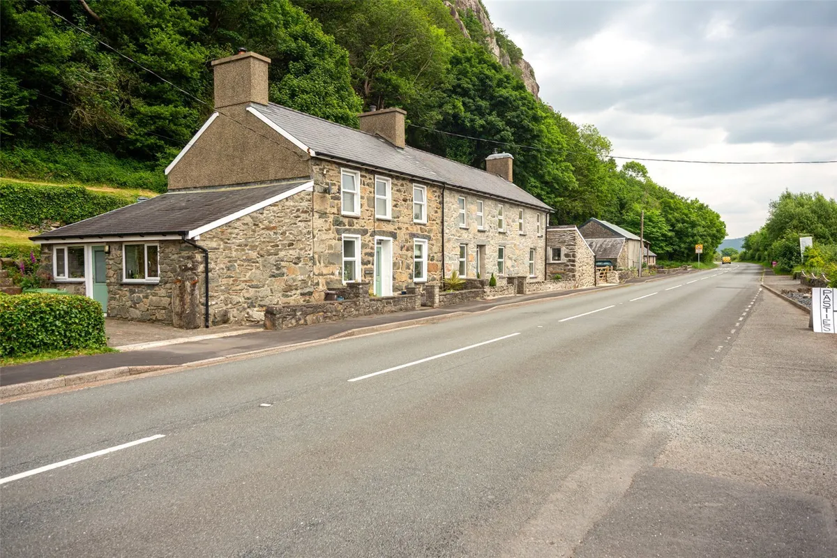 Tremadog, Porthmadog, Gwynedd, LL49