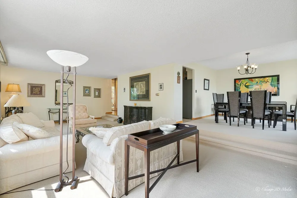 8815 W Golf Rd, Niles, IL 60714