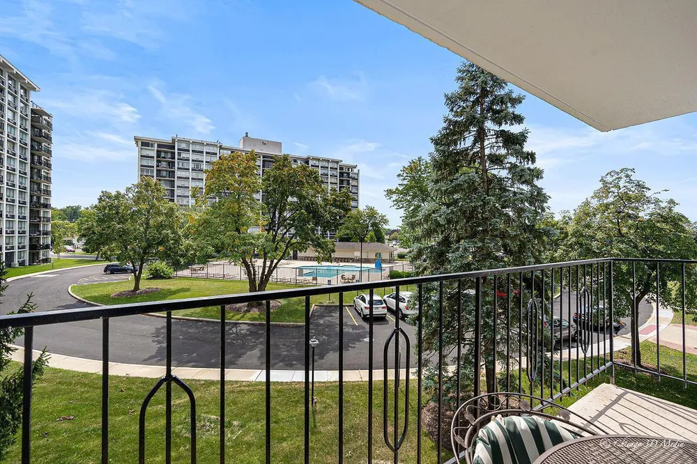 8815 W Golf Rd, Niles, IL 60714