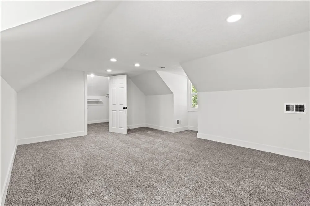 4609 W 75th St, Prairie Village, KS 66208