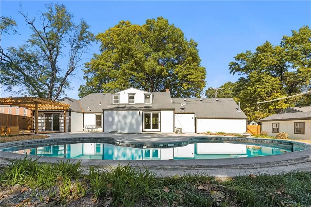 4609 W 75th St, Prairie Village, KS 66208