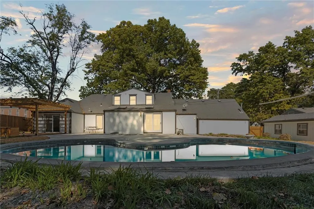 4609 W 75th St, Prairie Village, KS 66208