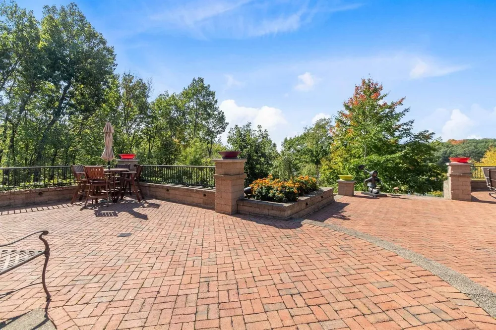 17 Briarcliff Ct, Appleton, WI 54915