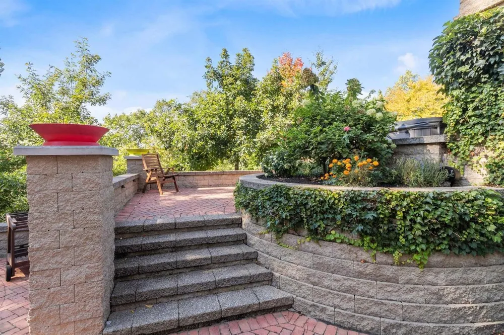 17 Briarcliff Ct, Appleton, WI 54915