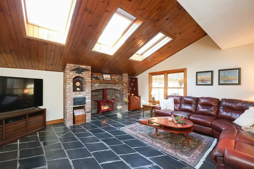 346 Oak St, Franklin, MA 02038