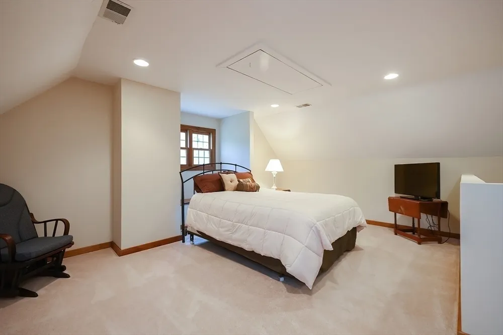 346 Oak St, Franklin, MA 02038