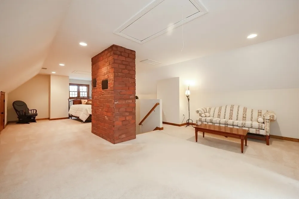346 Oak St, Franklin, MA 02038