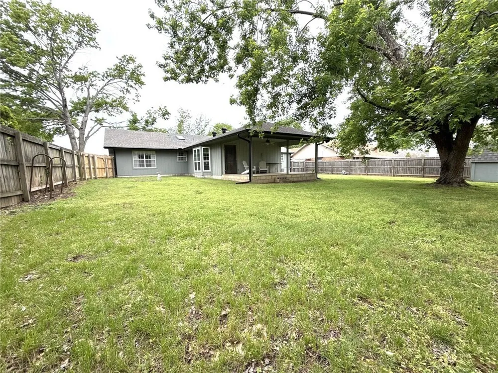 1105 N Cardinal Dr, Rogers, AR 72756