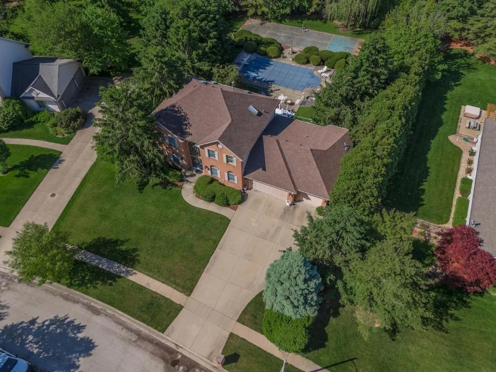 7 Smokey Ct, Bloomington, IL 61704