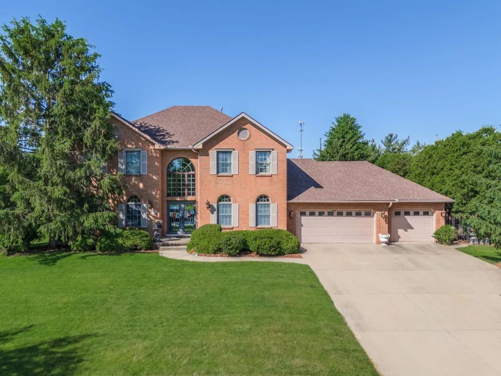 7 Smokey Ct, Bloomington, IL 61704