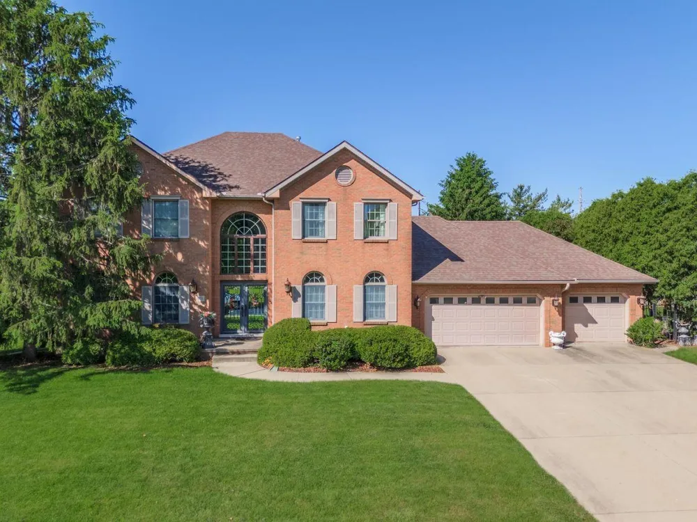 7 Smokey Ct, Bloomington, IL 61704
