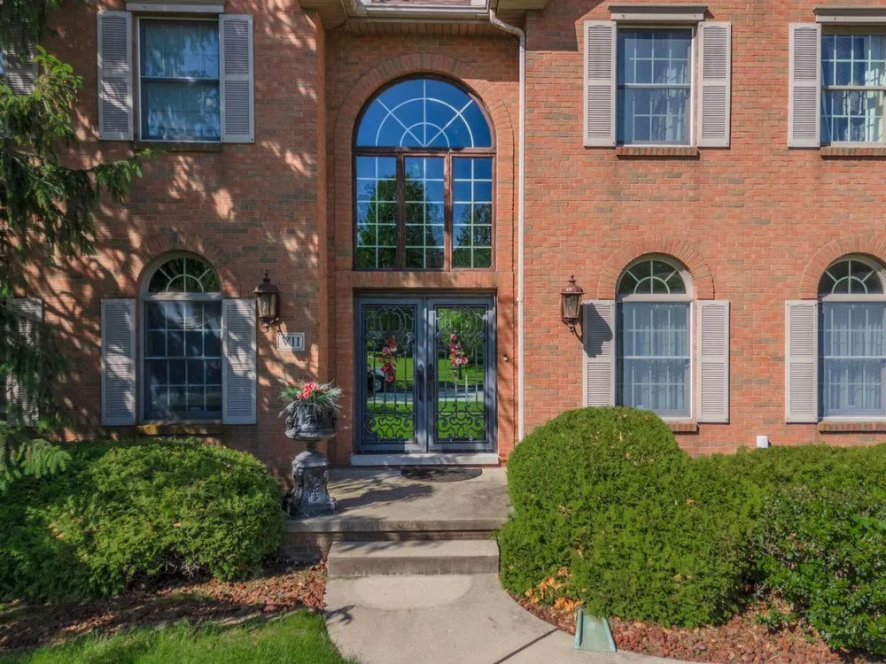 7 Smokey Ct, Bloomington, IL 61704