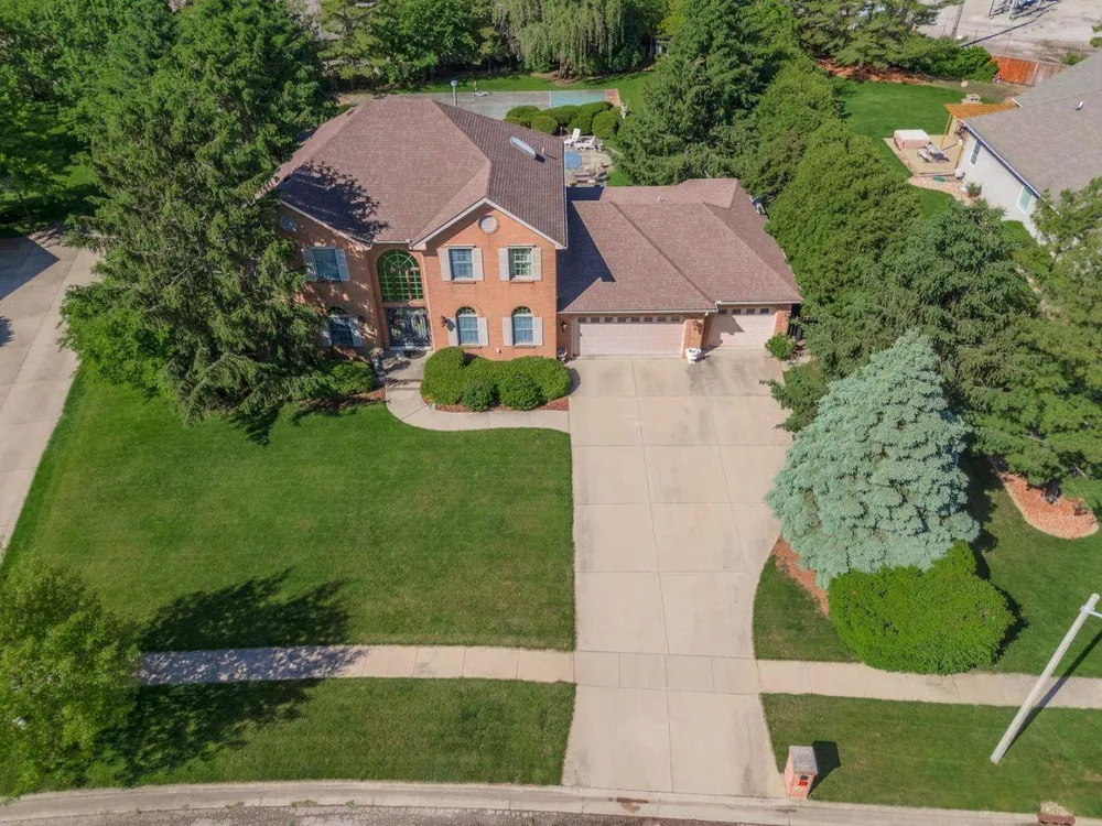 7 Smokey Ct, Bloomington, IL 61704