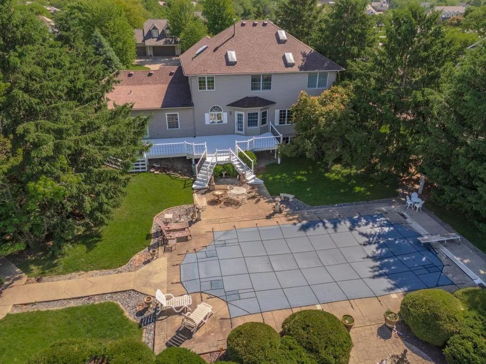7 Smokey Ct, Bloomington, IL 61704