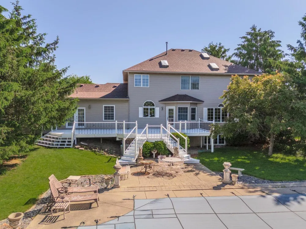 7 Smokey Ct, Bloomington, IL 61704