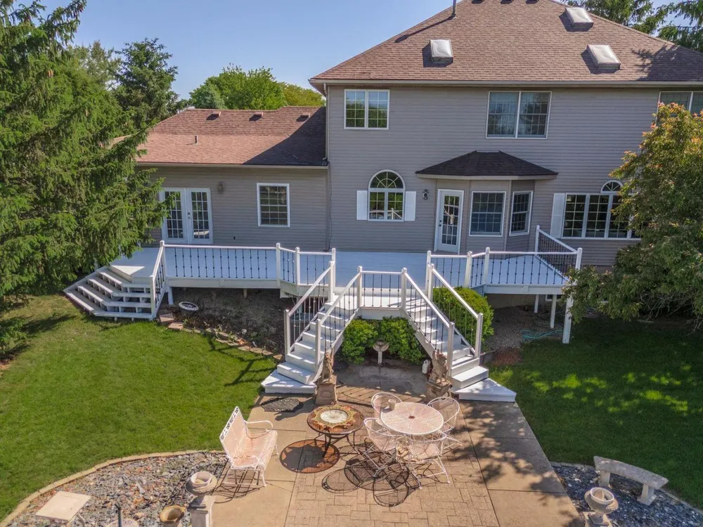 7 Smokey Ct, Bloomington, IL 61704