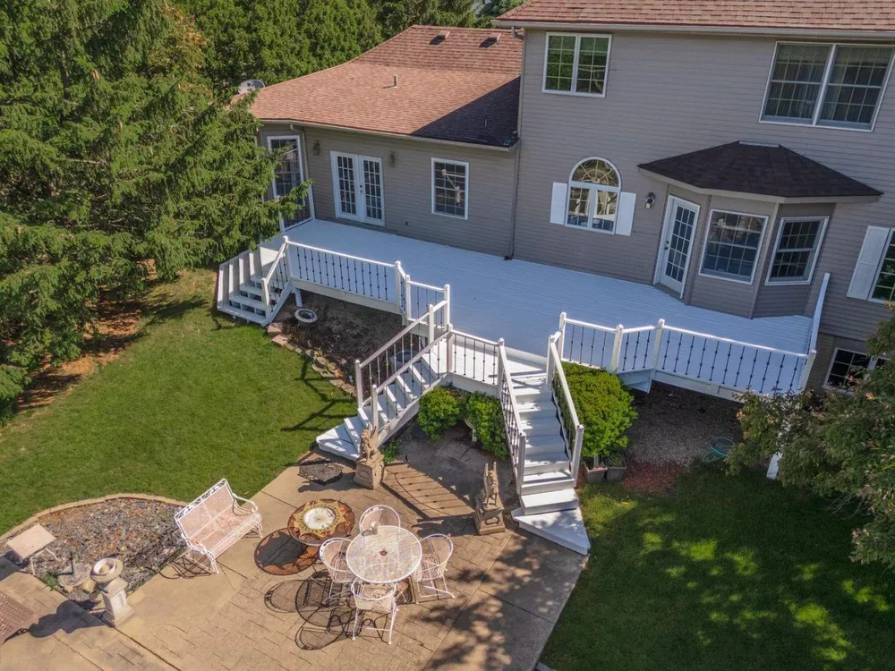 7 Smokey Ct, Bloomington, IL 61704
