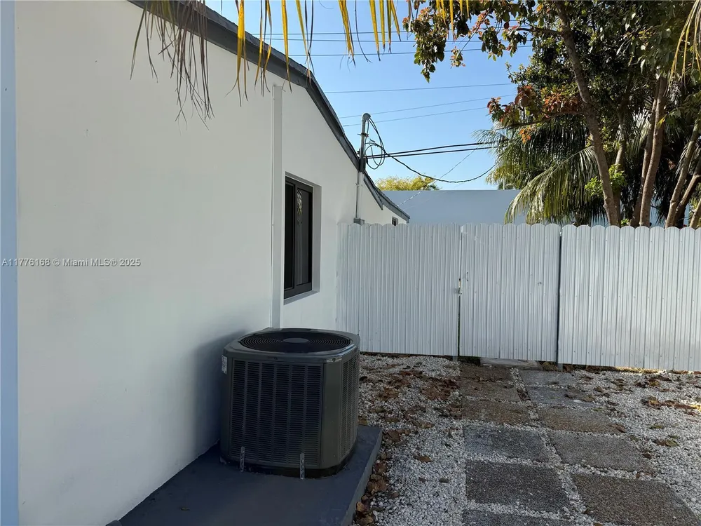 9950 SW 55th St, Miami, FL 33165