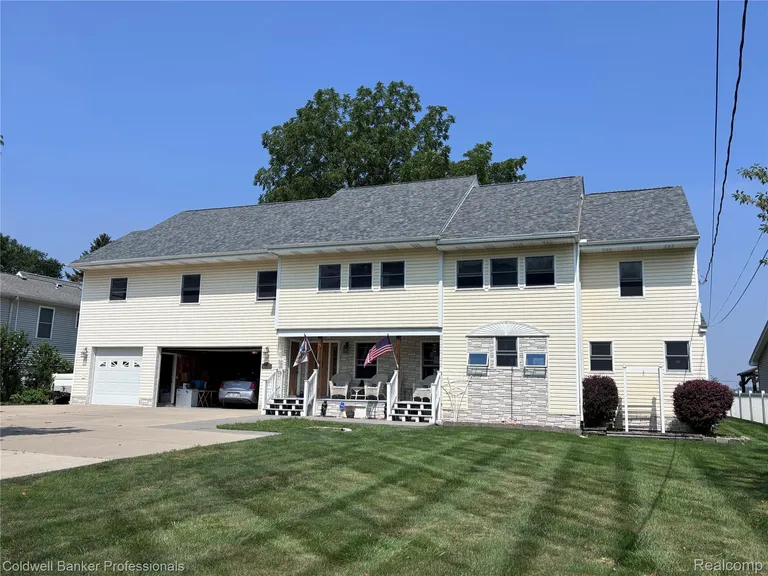 39883 Duluth St, Harrison Township, MI 48045-1511