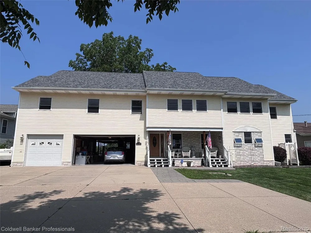 39883 Duluth St, Harrison Township, MI 48045-1511