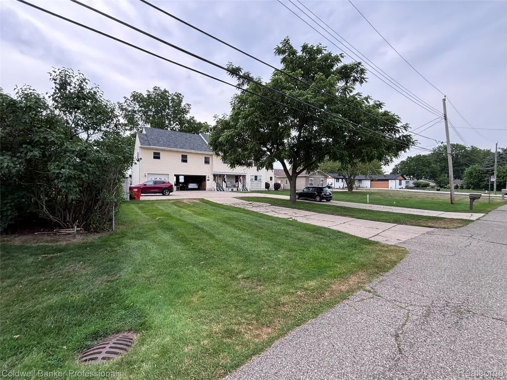 39883 Duluth St, Harrison Township, MI 48045-1511