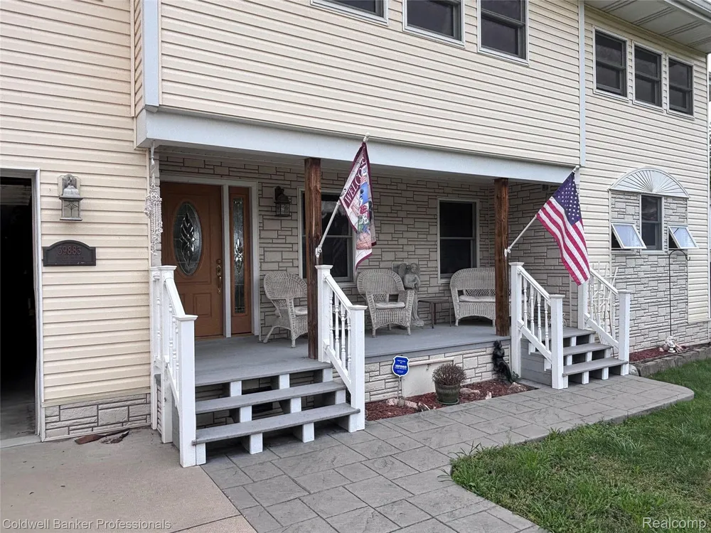 39883 Duluth St, Harrison Township, MI 48045-1511