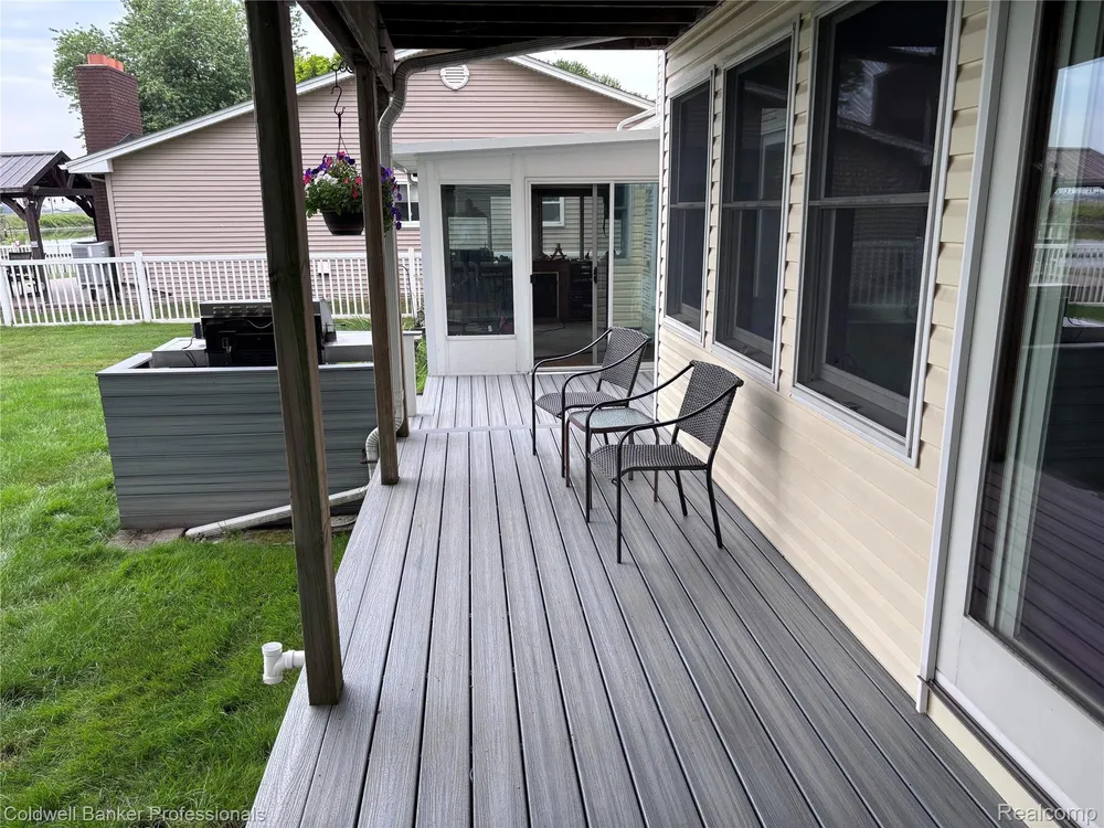 39883 Duluth St, Harrison Township, MI 48045-1511