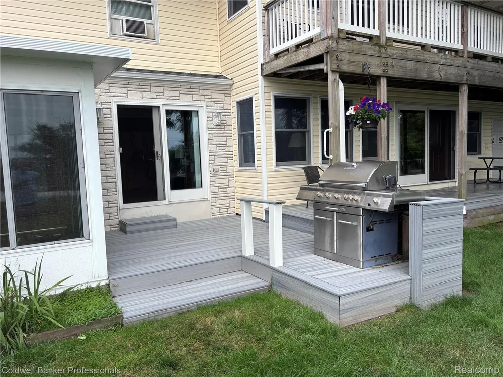 39883 Duluth St, Harrison Township, MI 48045-1511