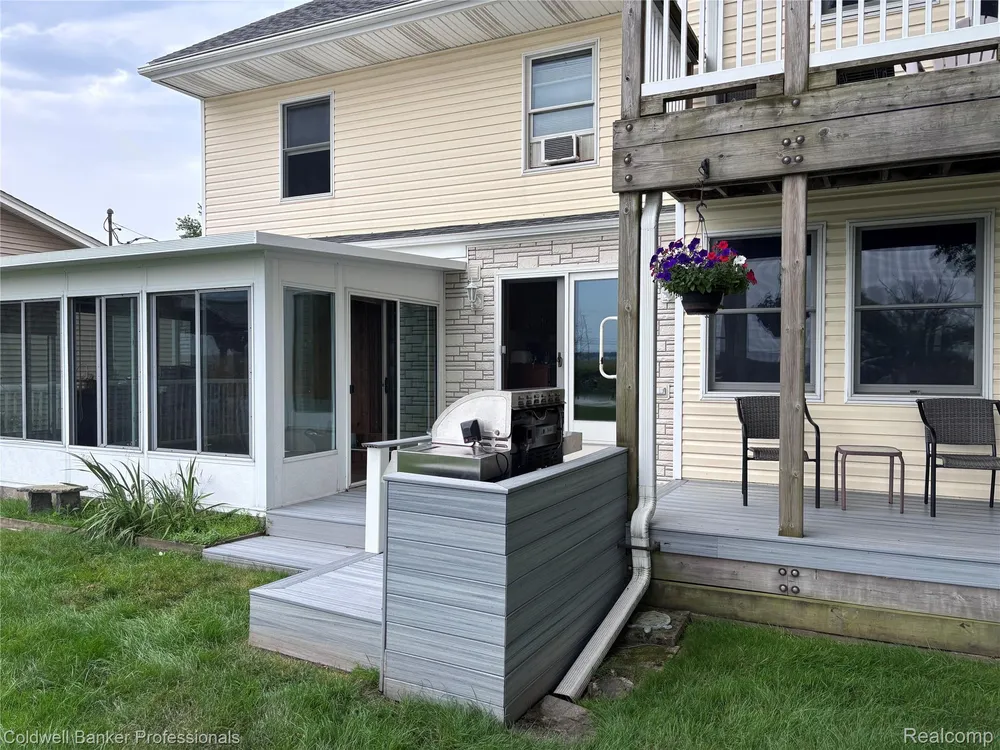 39883 Duluth St, Harrison Township, MI 48045-1511