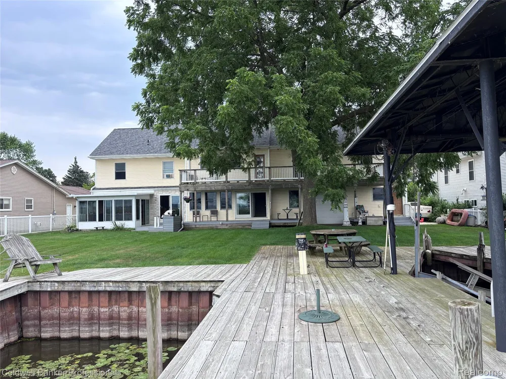 39883 Duluth St, Harrison Township, MI 48045-1511