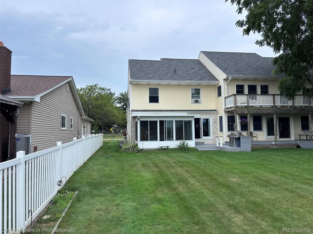39883 Duluth St, Harrison Township, MI 48045-1511