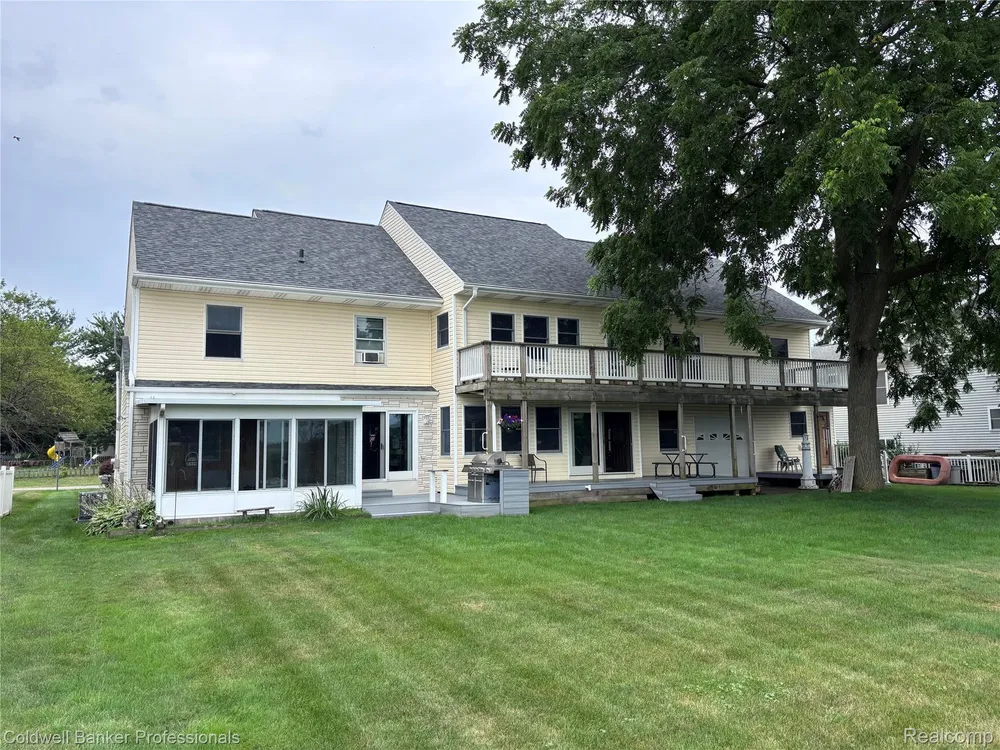 39883 Duluth St, Harrison Township, MI 48045-1511