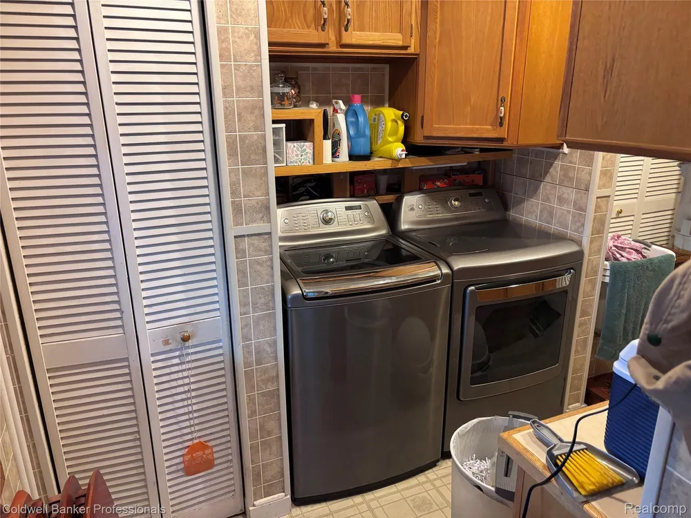 39883 Duluth St, Harrison Township, MI 48045-1511