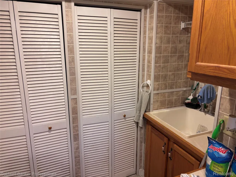39883 Duluth St, Harrison Township, MI 48045-1511