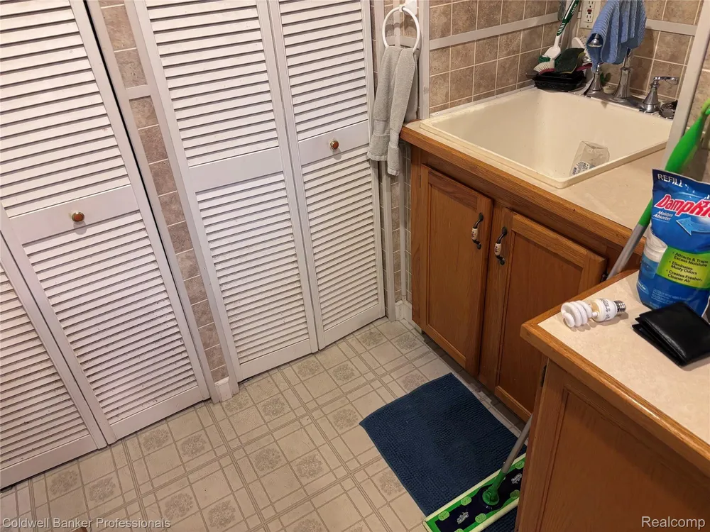 39883 Duluth St, Harrison Township, MI 48045-1511