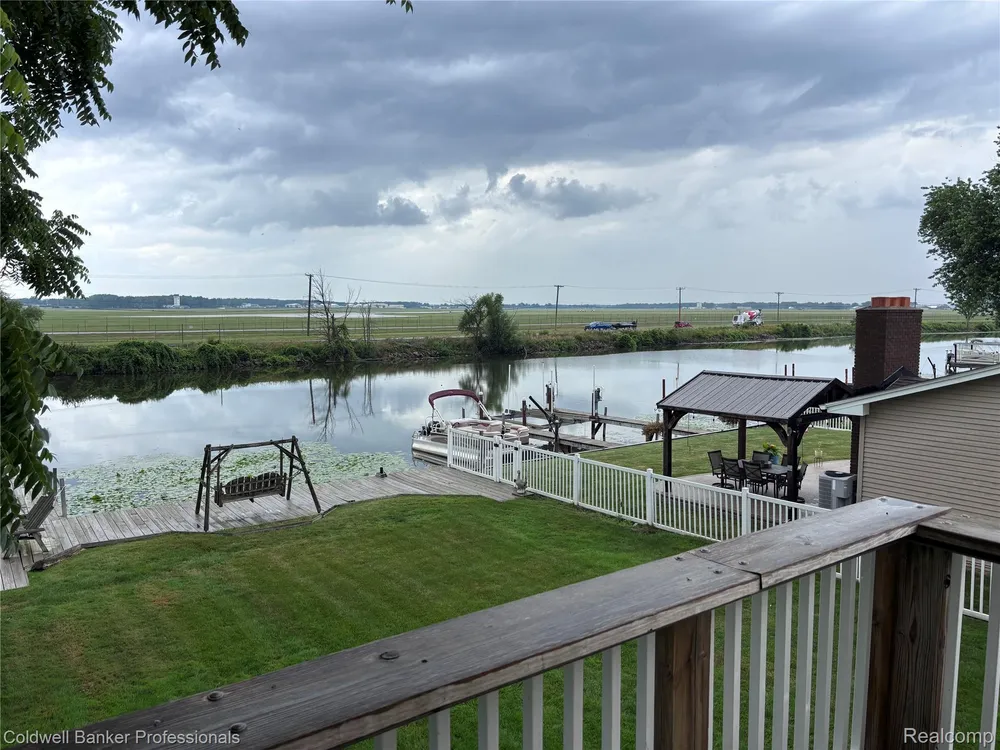 39883 Duluth St, Harrison Township, MI 48045-1511
