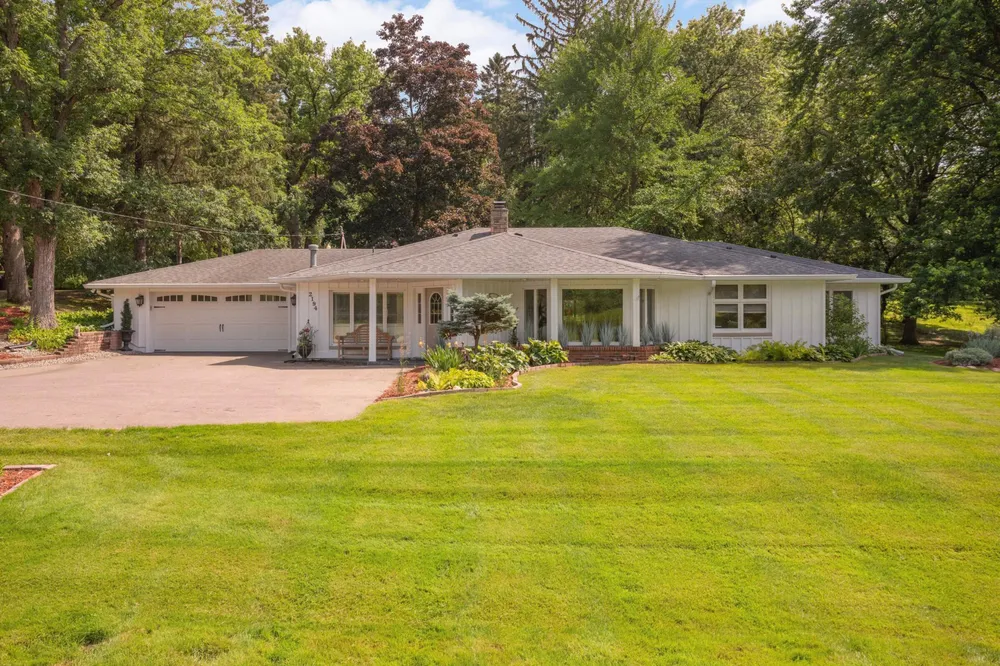 2194 Charlton Rd, Sunfish Lake, MN 55118
